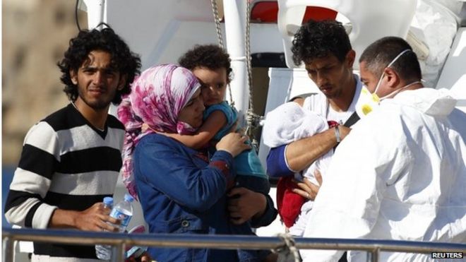 Семья мигрантов и их двое детей прибывают на быстрого спасательного запуска вооруженных сил Мальты на базе морской эскадрильи AFM в Хейуарфе в гавани Марсамксетт в Валлетте, 28 августа 2014 года