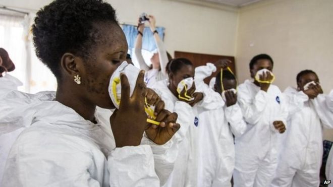 Медсестры во время обучения во Фритауне, Сьерра-Леоне, 18 сентября 2014 года