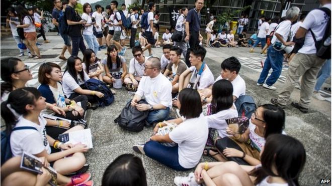 Студенты собирают и поют песни о свободе во время забастовки в Китайском университете Гонконга 22 сентября 2014 года.