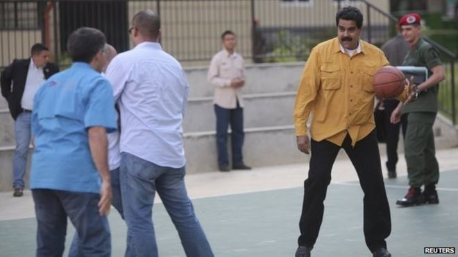 Президент Николас Мадуро играет в баскетбол во время церемонии, на которой правительственные дома распределяются среди малообеспеченных людей в Каракасе на этой раздаточной картине от 5 сентября 2014 года