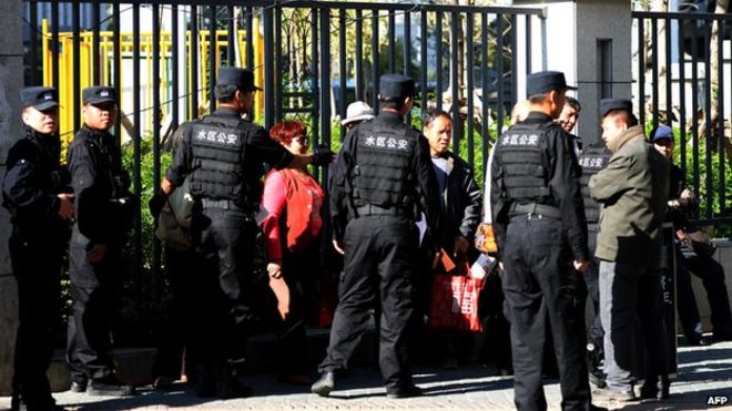 Китайская полиция просит группу людей, которым было отказано во въезде в Урумчинский народный суд, чтобы они предстали перед судом над Ильхамом Тохти