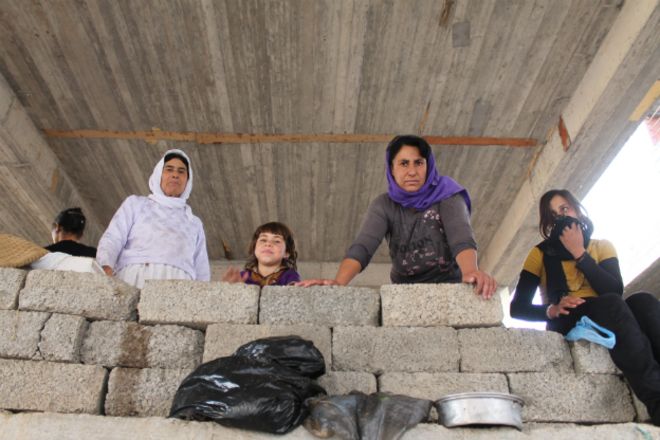 Езидские женщины и дети, которые нашли убежище в заброшенном здании - 23 сентября 2014 года