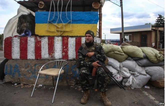 Украинский военнослужащий на контрольно-пропускном пункте возле Дебальцево на востоке Украины