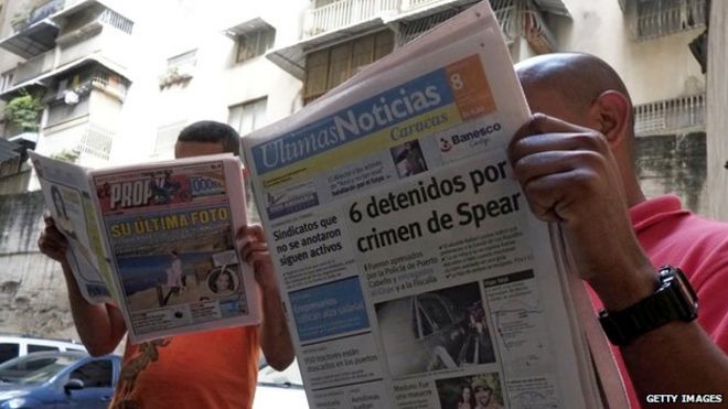 Люди читают газеты, в которых сообщается о смерти 8 января 2014 года в Каракасе бывшей мисс Венесуэлы Моники Спир и ее подруги из Британии Томаса Генри Берри.