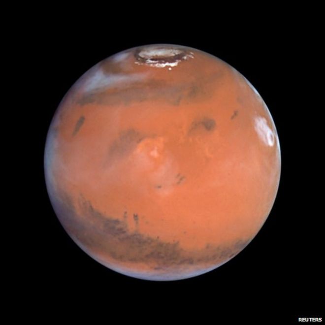 Это изображение телескопа Хаббла 1999 года показывает Марс, когда Марс находился в 54 миллионах миль (87 миллионов километров) от Земли.