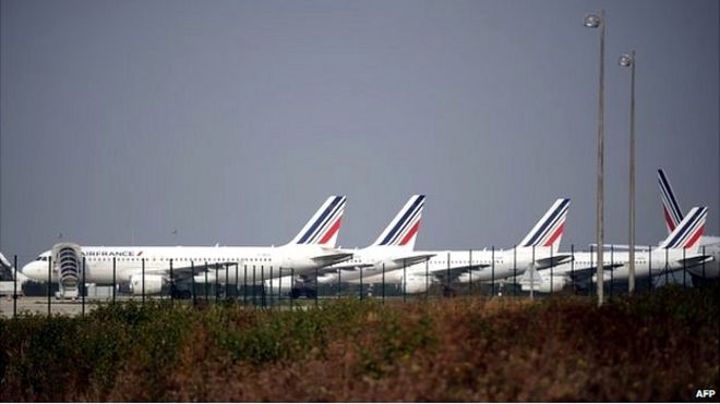 Самолеты Air France припаркованы на асфальте в аэропорту имени Шарля де Голля