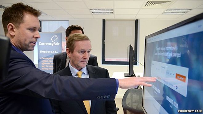Исполнительный директор CurrencyFair Бретт Мейерс показывает ирландской Taoiseach Энде Кенни, как работает сайт