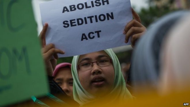 Студент из Университета Малайи показывает плакат во время митинга против закона о мятеже в их главном кампусе в Куала-Лумпуре 10 сентября 2014 года