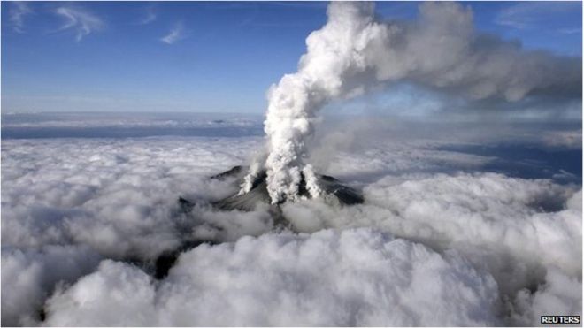 Вулканический дым поднимается с горы Онтаке, 27 сентября 2014 года.