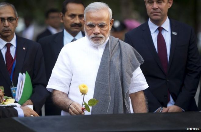 Премьер-министр Индии Нарендра Моди возлагает розу у Мемориала 9/11 в Нью-Йорке, 27 сентября