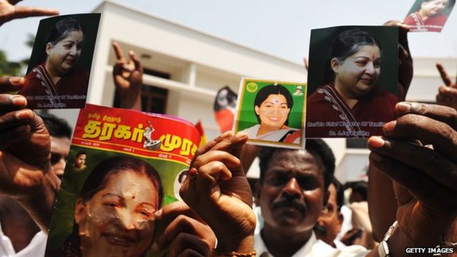 Сторонники всей Индии Анна Дравида Муннетра Кажагам (АИАДМК) держат портреты лидера партии Дж. Джаялалитаа в Ченнае 13 мая 2011 года