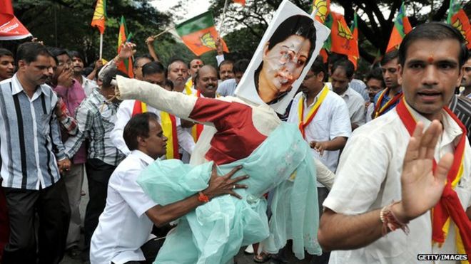 Индийские активисты из организации, выступающей за Каннаду, несут изображение главного министра Тамилнада Дж. Джаялалитаа во время акции протеста в Бангалоре 6 октября 2012 года.