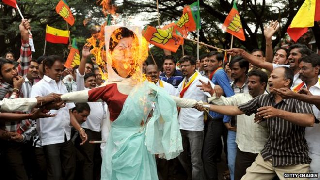 Индийские активисты из организации, выступающей за Каннаду, несут сжигающее изображение главного министра Тамилнада Дж. Джаялалитаа во время акции протеста в Бангалоре 6 октября 2012 года