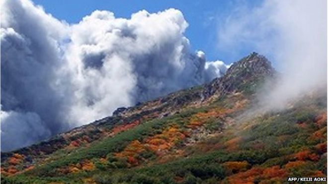 Дым от извержения поднимается с горы Онтаке (27 сентября 2014 года)