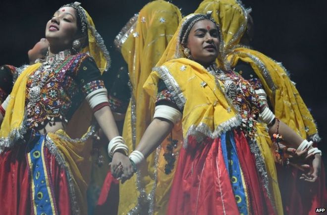 Традиционные танцоры выступают во время приема индийской общины в честь визита премьер-министра Индии Нарендры Моди в США в Мэдисон Сквер Гарден, Нью-Йорк, 28 сентября
