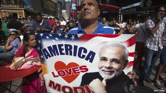 Сторонник знака «Америка любит Моди» на Таймс-сквер в Нью-Йорке.28 сентября 2014 года