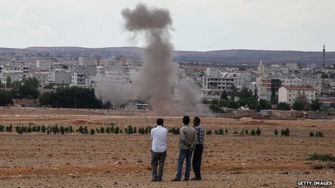 Дым поднимается из жилого района недалеко от сирийского курдского города Кобане (29 сентября 2014 года)