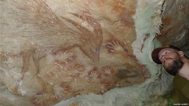 Максим Обер смотрит на пещерное искусство