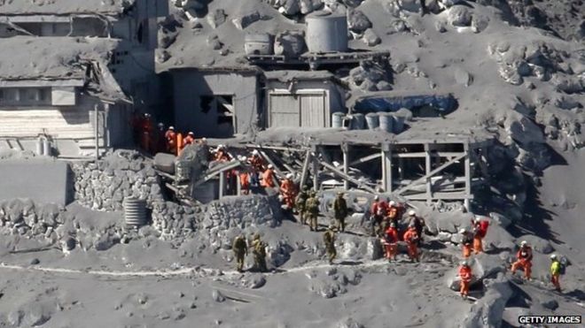 Спасатели ищут пропавшие тела после извержения горы Онтаке 28 сентября