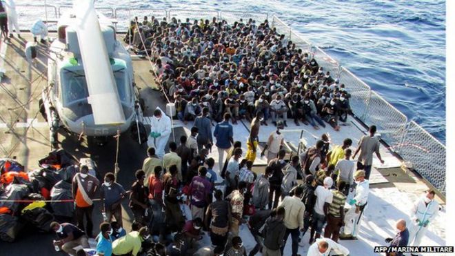 Спасатели-мигранты на борту военно-морского фрегата Евро возле итальянского острова Лампедуза
