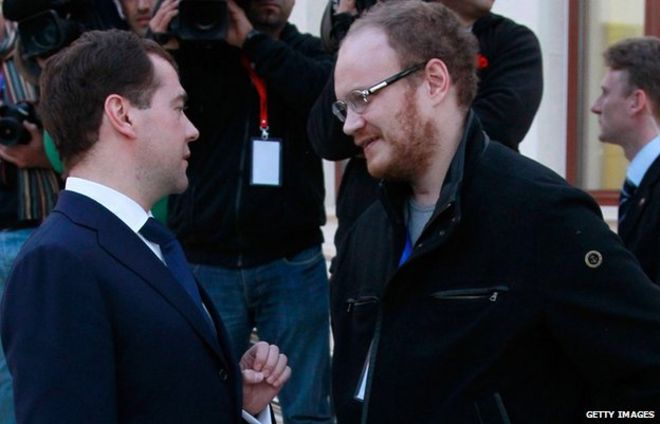 Олег Кашин (справа) разговаривает с тогдашним президентом Медведевым в 2011 году, спустя месяцы после того, как на него жестоко напали