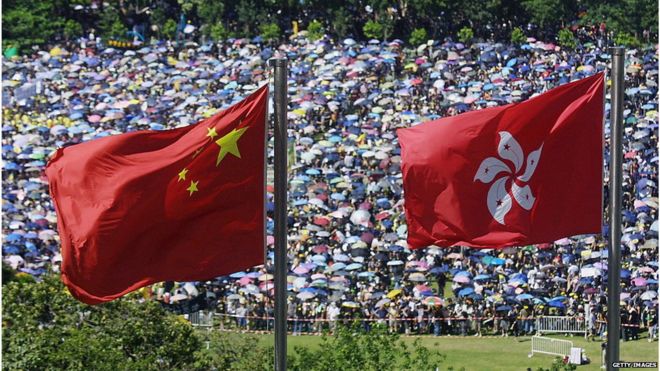 Китай и Гонконг сигнализируют о протестах в парке Виктория, Гонконг (1 июля 2003 г.)