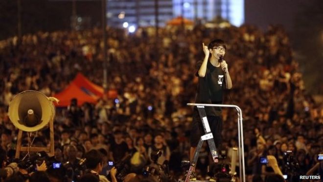 Джошуа Вонг обращается к толпе в Гонконге 1 октября 2014 года