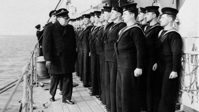 Премьер-министр Уинстон Черчилль осматривает судовую компанию H.M.S. Сцилла в Лондоне 21/10/1942