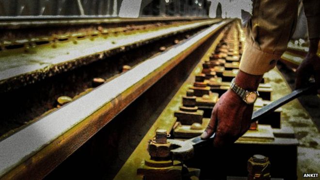 «Хранители путей» Индийской железной дороги проверяют каждый дюйм линий сети