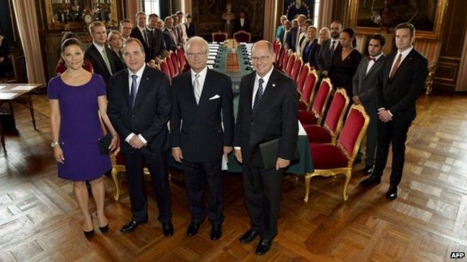 Новое правительство Швеции представляет вместе с фронтом слева наследную принцессу Викторию, премьер-министра Стефана Лофвена, короля Карла Густава и спикера парламента Урбана Алина во время заседания кабинета в Королевском дворце в Стокгольме (2 октября 2014 года)
