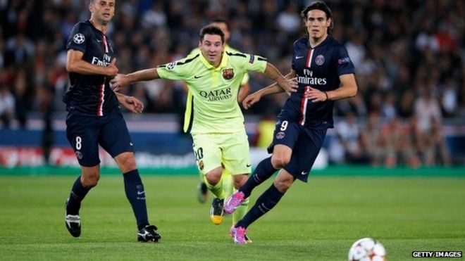 Лионель Месси (в центре) в матче между Барселоной и Парижем Сен-Жермен в Париже, 30 сентября 2014 года