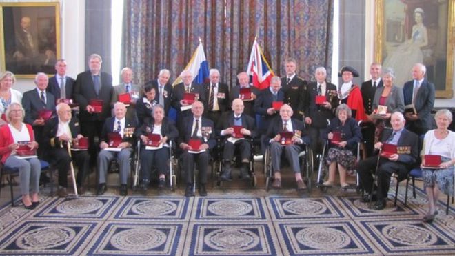 Ветераны Великой Отечественной войны получают медали