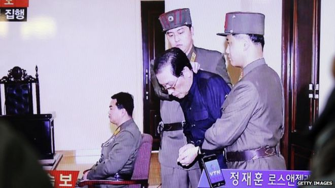 Чан Сонг-таек предстает перед судом, где он был приговорен к смертной казни
