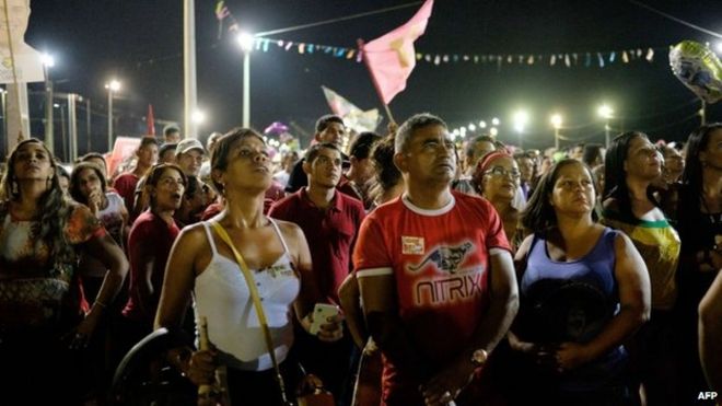 Люди смотрят прямую трансляцию результатов выборов в Бразилии на «Арена да Флореста», 5 октября 2014 года