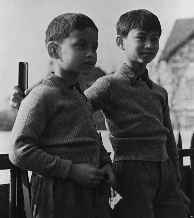 Принц Таиланда Bhumibol (слева), теперь король Bhumibol Adulyadej со своим братом принцем Анандой, бывшим королем Ананадой Махидолом, на территории школы в Лозанне, Швейцария, в марте 1935 года