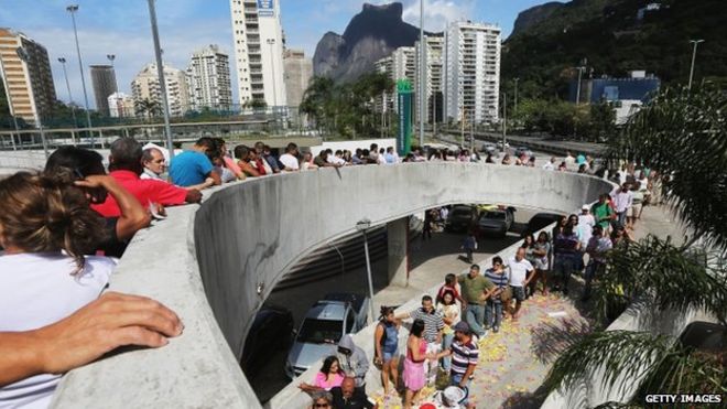 Бразильцы ждут своей очереди, чтобы войти в избирательный участок в фавеле Росинья, или общине, в день национальных выборов