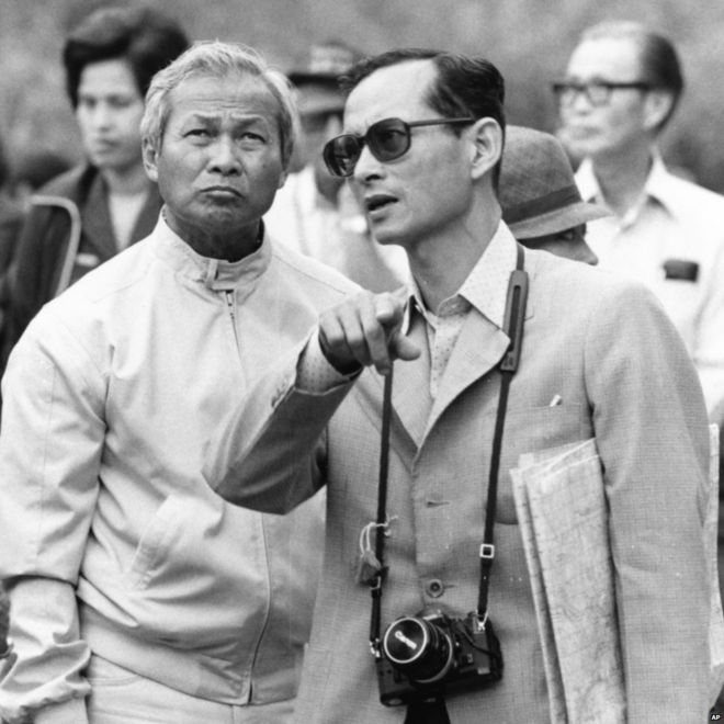 Король Пумипол беседует с генералом Прем Тинсуланонда во время посещения ирригационного проекта в Северном Таиланде, 1981 г.