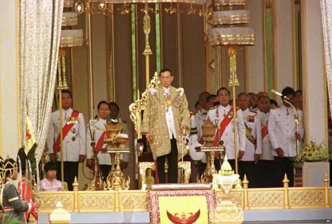 Король Пумипол Адульядей готовится произнести королевскую речь в павильоне «Золотой юбилей» на месторождении Санам Луанг в Бангкоке, 1996 г.