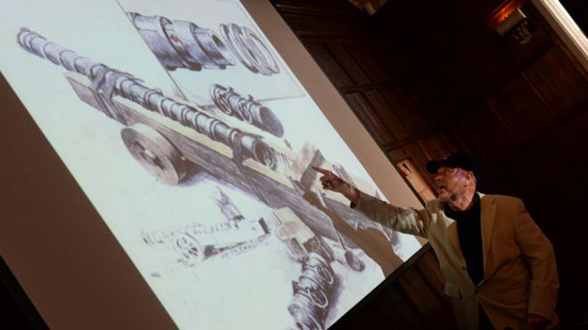 Барри Клиффорд указывает на рисунок пушки, рассказывая о том, что 14 мая 2014 года в Нью-Йорке он открыл для себя то, что он считает Санта-Мария