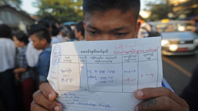 Мужчина демонстрирует письмо об амнистии после того, как он был освобожден из тюрьмы Инсейн в Янгоне 3 января 2014 года