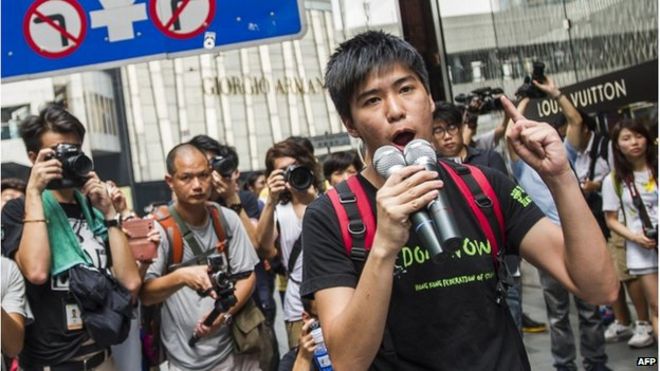 Депутат Гонконгской федерации студентов Лестер Шум выкрикивает лозунги, когда студенты протестуют за марш демократических прав в Гонконге 24 сентября 2014 года