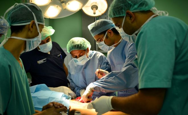 Медики, оперирующие пациента в Газе