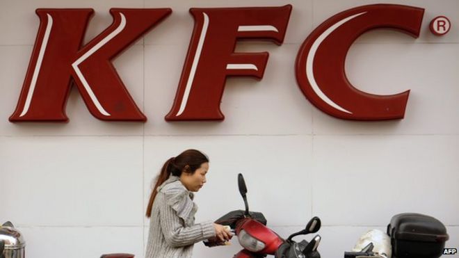 Женщина в Китае возле магазина KFC