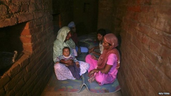 Индийские жители укрываются в армейском бункере в деревне Деви Гарх возле Джамму 7 октября 2014 года.