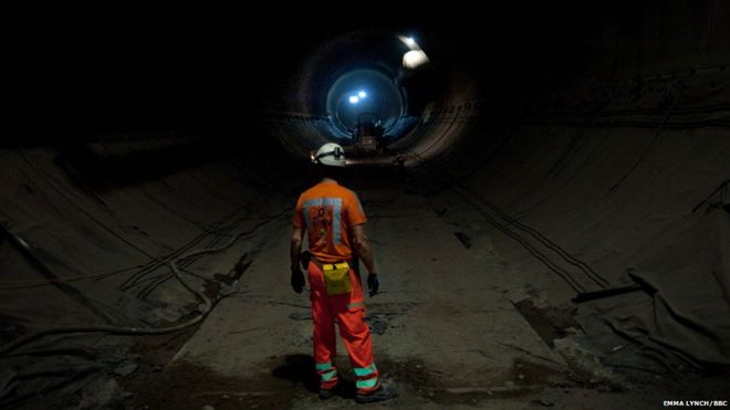 САЙТ FINSBURY CIRCUS Рабочий на стройке туннеля Crossrail под цирком Финсбери, Лондон