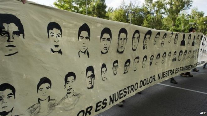 Демонстранты маршируют с фотографиями пропавших студентов во время демонстрации в Мехико (8 октября 2014 года)