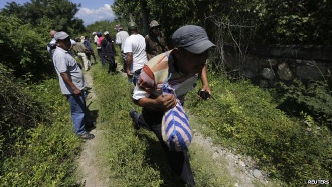 Члены общественной системы безопасности, общественной полиции штата Герреро, помогают в поиске пропавших без вести 43 учащихся за пределами Игуалы в южном мексиканском штате Герреро (8 октября 2014 года)