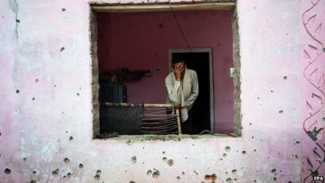 Индийский крестьянин стоит в поврежденном помещении дома следующего предполагаемого пожара с пакистанской стороны границы спорного Кашмира, в Chalyari Village в Samba секторе 65 км от Джамму,