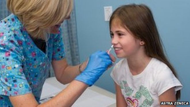 Девочке вводят вакцину от гриппа на носу