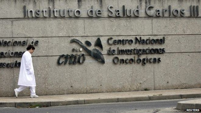 Врач выходит из больницы Карлоса III в Мадриде, где проходит лечение испанская медсестра, которая заразилась вирусом Эбола, 7 октября 2014 г.